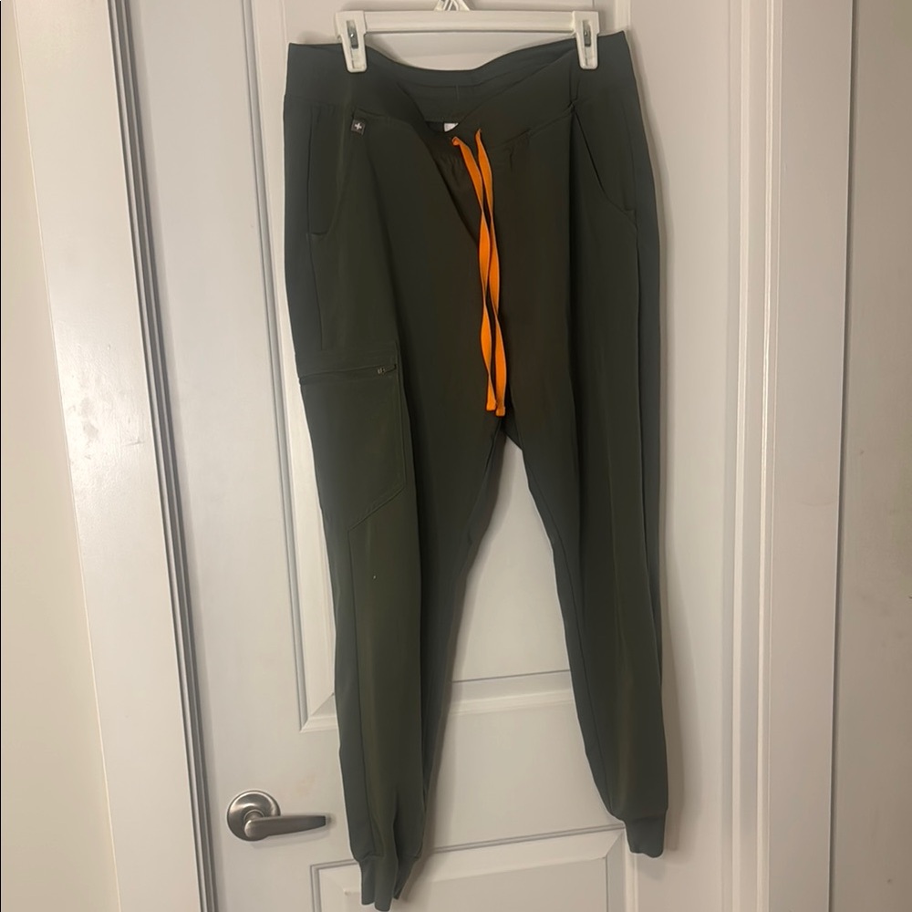 Figs olive green mid rise zamora joggers L